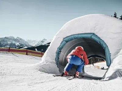 Skifahrer fährt durch einen Tunnel auf der Funslope in Schmitten © Schmittenhöhebahn AG
