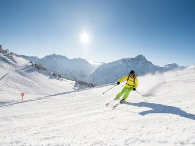 Skifahrer bei einer Abfahrt am Widderstein © Oberstdorf/Kleinwalsertal Bergbahnen