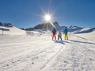 Familie beim Skifahren auf dem Ifen © Oberstdorf/Kleinwalsertal Bergbahnen