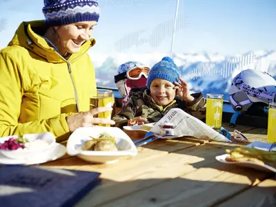Mittagspause im Bergrestaurant Tafel & Zunder im Skigebiet Ifen © OBERSTDORF·KLEINWALSERTAL BERGBAHNEN