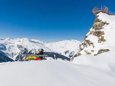 Paar unterhalb der Aussichtsplattform Glocknerblick am Stubnerkogel © Gasteiner Bergbahnen AG