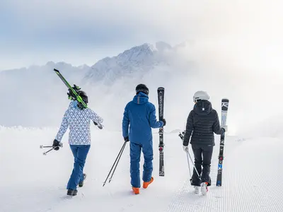 Skifahrer und Skifahrerinnen am Schnalstaler Gletscher © Schnalstal / Harald Wisthaler