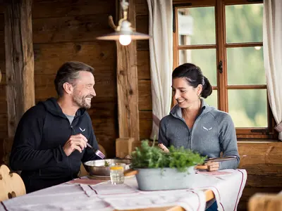 Einkehr auf einer Hütte in Meran 2000 © Florian Andergassen