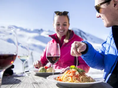 Paar beim Essen auf einer Hütte in Ratschings © Sterzing-Ratschings (Alex Filz)