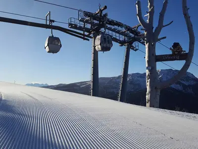 Gondeln über einer frisch präparierten Piste © Reinswalder Lift GmbH