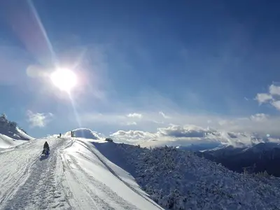 Wanderer auf einem Wanderweg in den Bergen © Reinswalder Lift GmbH