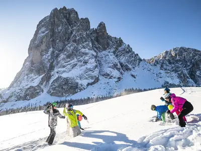 Schneespaß vor der spektakulären Kulisse der Dolomiten © Val Gardena | Gröden