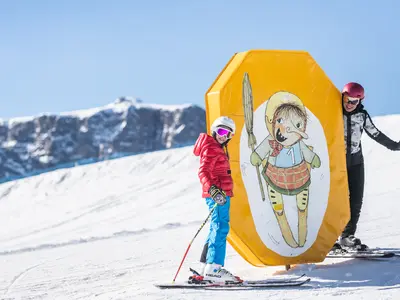 Hexen begleiten die Skigäste quer durch das Skigebiet © Dolomiti Superski / Harald Wisthaler