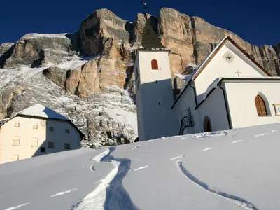 Die Kirche und das Hospiz Heilig Kreuz bzw. Santa Croce am Fuße des gleichnamigen Berges © Alta Badia Tourismus / Freddy Planinschek