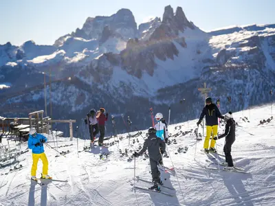 Skifahrer vor einer Berghütte © manazproductions