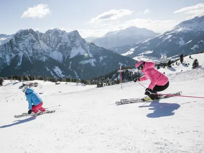 Das Val di Fassa bietet in mehreren Skigebieten über 200 Pistenkilometer Skispaß © Archivio Immagini ApT Val di Fassa / Federico Modica