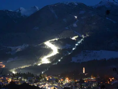 Die Pisten sind von 19.30 bis 22.30 für den Nachtskilauf geöffnet © visitfiemme.it