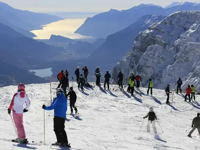 Blick von der Piste auf den Gardasee © Consorzio Skipass Paganella Dolomiti