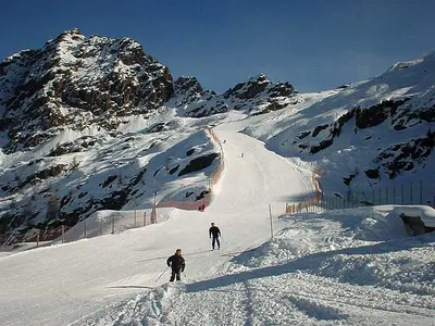 Zwei Skifahrer auf einer ins Tal führenden Piste in Aprica © apricaonline.com