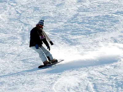 Snowboarder auf Piste in Aprica © apricaonline.com
