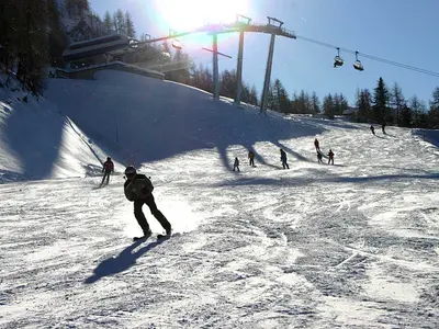 Blick auf Skifahrer und Sesselbahn der Bergstation in Aprica © apricaonline.com