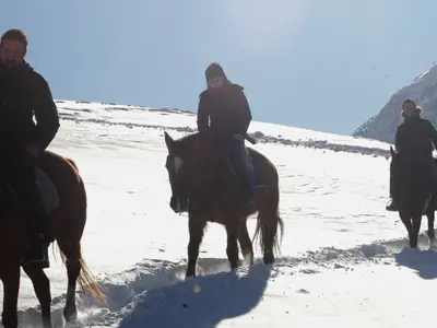 Pferdereiten am Skigebiet © livigno.eu