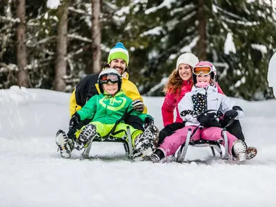 Familie beim rodeln © Bergbahnen Ladurns