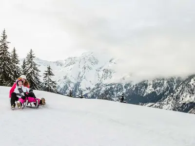 Mutter mit Tocher beim rodeln © Bergbahnen Ladurns