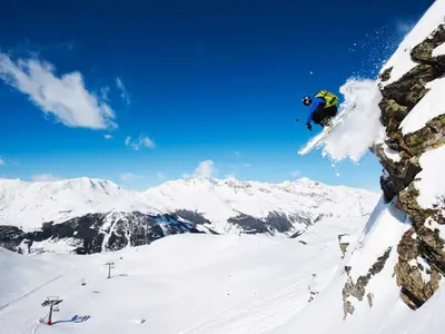 Freerider an einem Berg über dem Skigebiet © Consorzio Turistico Valchiavenna