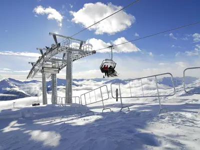 Skifahrer im Sessellift © Skigebiet Schwemmalm