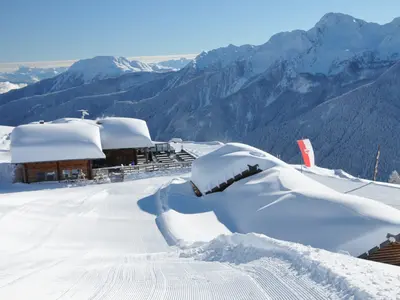 Verschneite Hütten im Skigebiet Schwemmalm © Oswald Breitenberger TV Ultental