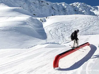 Skifahrer gleitet über Tube im Snowpark Speikboden © Speikboden AG
