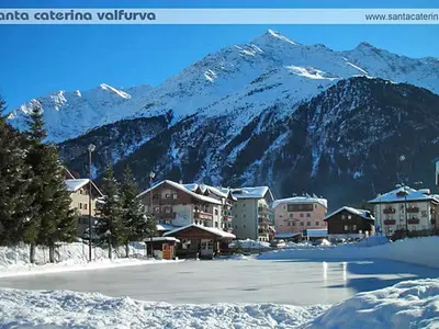 Blick auf die Natureisfläche im Ortskern von Santa Caterina © Consorzio Tourisport S. Caterina S.r.l.