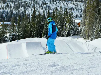 Skifahrer im Sjusjoen Park im Skigebiet Sjusjoen Skicenter © Sjusjoen Skicenter