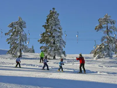 Kinder unterwegs mit der Skischule im Skigebiet Vradal Skicenter © Vradal Panorama AS