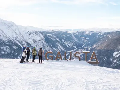 Skifahrer am Schild des Gausta Ski Resort in Norwegen © Gaustablikk / Gausta Ski Resort