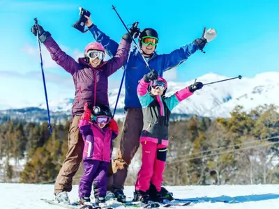 Eine Familie im Skigebiet Rauland Skicenter © Rauland Skisenter