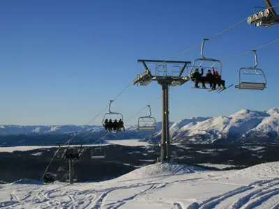 Skifahrer im Sessellift im Skigebiet Rauland Skicenter © Rauland Skisenter