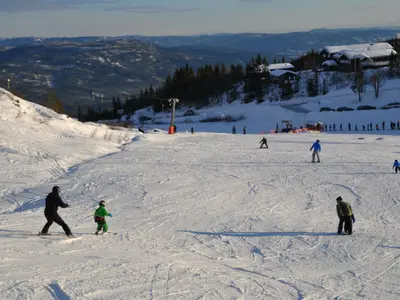Skifahrer auf der Piste im Skigebiet Lifjell Skisenter © liftjell.telemark