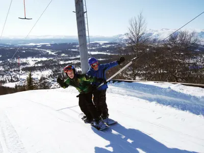 Kinder am Schlepplift im Skigebiet Lifjell Skisenter © Liftjell Skisenter