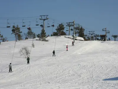Skifahrer am Schlepplift im Skigebiet Gautefall Alpine Centre © Gautefall Skisenter AS