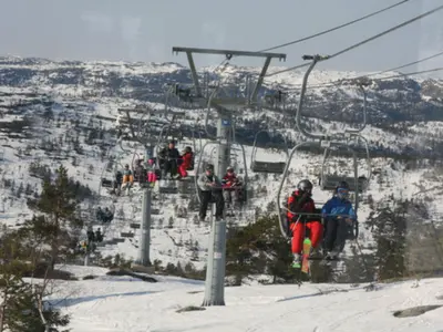 Skifahrer im Sessellift im Skigebiet Gautefall Alpine Centre © Gautefall Skisenter AS