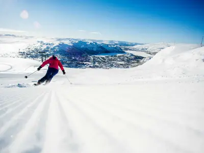 Ein Skifahrer im Skigebiet Hovden © Hovden Alpinsenter