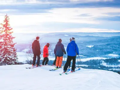 Skifahrer im Skigebiet Tryvann Vinterpark © Oslo Vinterpark