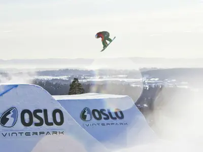 Snowboarder im Skigebiet Tryvann Vinterpark © Oslo Vinterpark