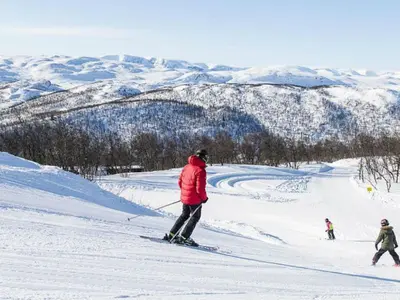 Skifahrer im Skigebiet Skarslia © Skarslia Ski og Akesenter