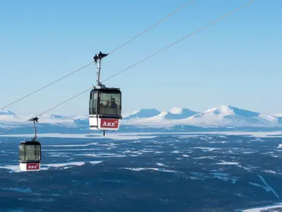 Gondel vor einem Bergpanorama © SkiStar Are