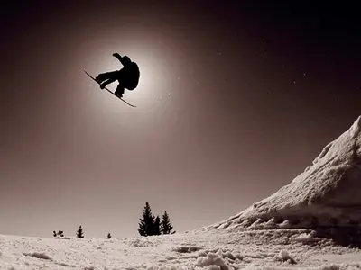 Snowboarder beim Sprung © Daniel Bernstå / Funäsfjällen