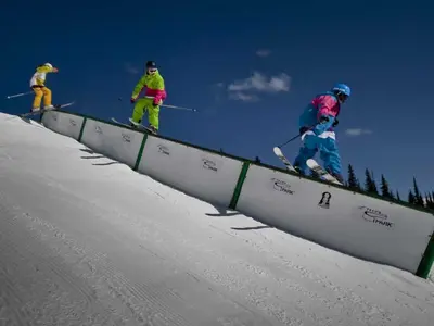 Üben auf den Rails im Snowpark im Skigebiet Big White © Big White Ski Resort