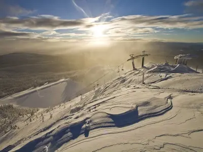 Sonne über dem Cliff im Skigebiet Big White © Big White Ski Resort