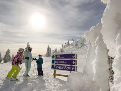 Familienski in Sun Peaks © Kelly Funk