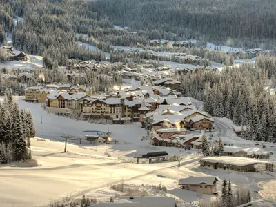 Blick auf den Ort Sun Peaks © Adam Stein