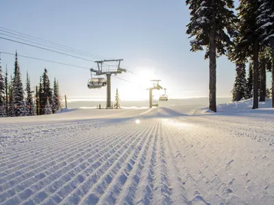 Sunburst Chair-Lift im Skigebiet Sun Peaks © Krystal Keoho