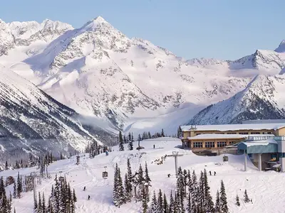 Die Liftanlagen führen bis auf 2.180 m Höhe hinauf im Skigebiet Whistler Blackcomb © Whistler Blackcomb; Paul Morrison