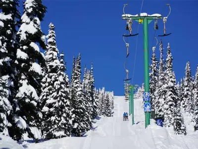 4 Liftanlagen bringen die Wintersportler ins Schneevergnügen im Skigebiet Hudson Bay Mountain © Hudson Bay Mountain